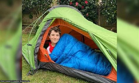 Pagkagising nagkantutan sa loob ng tent .